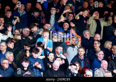 Leeds, Großbritannien. April 2024. Blackburn Rovers Fans feiern am 13. April 2024 in Elland Road, Leeds, England, Großbritannien beim SKY Bet EFL Championship Match von Leeds United FC gegen Blackburn Rovers FC. Credit: Every Second Media/Alamy Live News Stockfoto