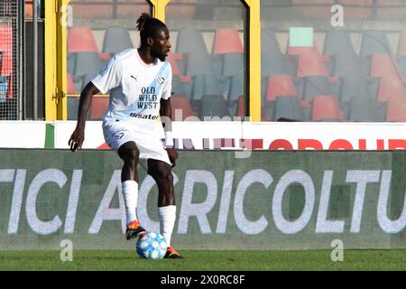 Cosenza, Italien. April 2024. Palermos Mamadou Coulibaly während des Cosenza Calcio vs Palermo FCAT im San Vito-Marulla Stadion in Cosenza, Italien 13. April 2024 Credit: Independent Photo Agency/Alamy Live News Stockfoto