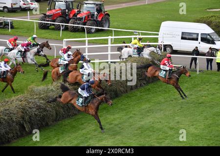 Liverpool, Großbritannien, 12. April 2024. Die Führer springen den dritten beim Grand National in Aintree. Foto: Paul Blake/Alamy Sports News Stockfoto