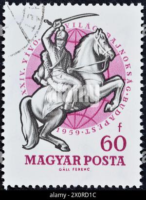 Gestempelte Briefmarke, gedruckt von Ungarn, auf der der berittene Kombatant des 19. Jahrhunderts, Weltmeisterschaft im Fechten, Budapest, um 1959 gezeigt wird. Stockfoto