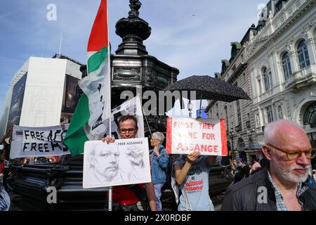 London, England, Großbritannien. April 2024. Protest für Julian Assange im Piccadilly Circus in London. Diese Woche ist fünf Jahre vergangen, seit er gefangen genommen und inhaftiert wurde. (Kreditbild: © Joao Daniel Pereira/ZUMA Press Wire) NUR REDAKTIONELLE VERWENDUNG! Nicht für kommerzielle ZWECKE! Stockfoto