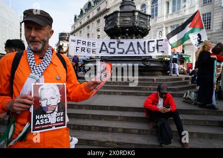 REKORDDATUM NICHT ANGEGEBEN Protest für Julian Assange am Piccadilly Circus in London Protest für Julian Assange am Piccadilly Circus in London. Diese Woche ist fünf Jahre vergangen, seit er gefangen genommen und inhaftiert wurde. London England Vereinigtes Königreich Copyright: XJoaoxDanielxPereirax Stockfoto