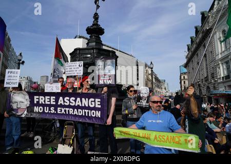 REKORDDATUM NICHT ANGEGEBEN Protest für Julian Assange am Piccadilly Circus in London Protest für Julian Assange am Piccadilly Circus in London. Diese Woche ist fünf Jahre vergangen, seit er gefangen genommen und inhaftiert wurde. London England Vereinigtes Königreich Copyright: XJoaoxDanielxPereirax Stockfoto