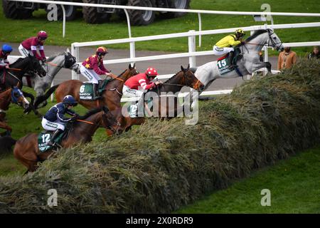 Liverpool, Großbritannien, 12. April 2024. Die Führer springen auf dem zweiten Rundkurs im Grand National in Aintree durch den offenen Graben. Foto: Paul Blake/Alamy Sports News Stockfoto