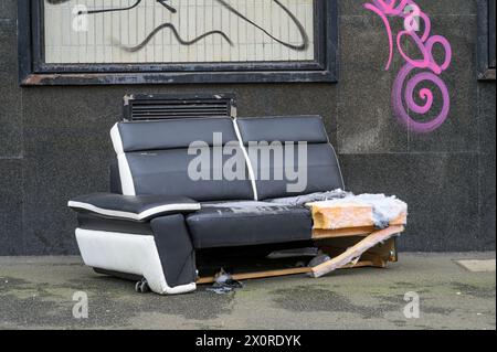 Sofas wurden auf einem Bürgersteig abgestellt Stockfoto