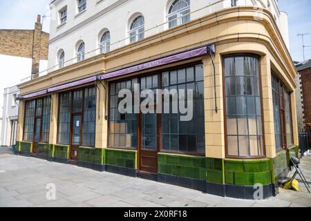 13/04/2024. London, Großbritannien. Eine Gruppe von Hausbesetzern hat einen Gordon Ramsey's 13 Millionen Pfund Londoner Pub in der Nähe des Regents Park übernommen. Eine Gruppe, die sich das Camden Art Cafe nennt, hat Pläne für das als Grade II gelistete York & Albany Pub und Boutique Hotel in der Nähe von Regent's Park veröffentlicht, um für die Gemeinde Camden geöffnet zu werden. Foto: Ray Tang Stockfoto