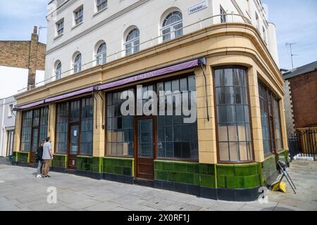 13/04/2024. London, Großbritannien. Eine Gruppe von Hausbesetzern hat einen Gordon Ramsey's 13 Millionen Pfund Londoner Pub in der Nähe des Regents Park übernommen. Eine Gruppe, die sich das Camden Art Cafe nennt, hat Pläne für das als Grade II gelistete York & Albany Pub und Boutique Hotel in der Nähe von Regent's Park veröffentlicht, um für die Gemeinde Camden geöffnet zu werden. Foto: Ray Tang Stockfoto