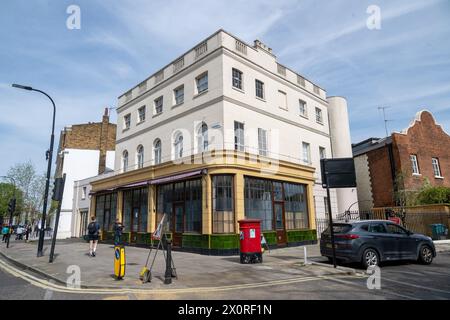 13/04/2024. London, Großbritannien. Eine Gruppe von Hausbesetzern hat einen Gordon Ramsey's 13 Millionen Pfund Londoner Pub in der Nähe des Regents Park übernommen. Eine Gruppe, die sich das Camden Art Cafe nennt, hat Pläne für das als Grade II gelistete York & Albany Pub und Boutique Hotel in der Nähe von Regent's Park veröffentlicht, um für die Gemeinde Camden geöffnet zu werden. Foto: Ray Tang Stockfoto