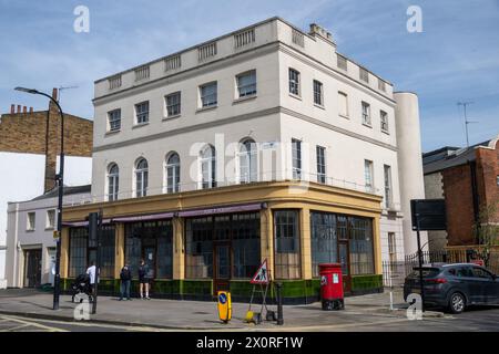 13/04/2024. London, Großbritannien. Eine Gruppe von Hausbesetzern hat einen Gordon Ramsey's 13 Millionen Pfund Londoner Pub in der Nähe des Regents Park übernommen. Eine Gruppe, die sich das Camden Art Cafe nennt, hat Pläne für das als Grade II gelistete York & Albany Pub und Boutique Hotel in der Nähe von Regent's Park veröffentlicht, um für die Gemeinde Camden geöffnet zu werden. Foto: Ray Tang Stockfoto