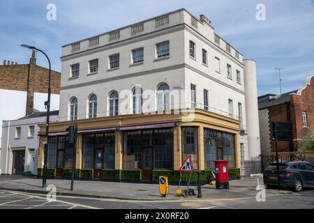 13/04/2024. London, Großbritannien. Eine Gruppe von Hausbesetzern hat einen Gordon Ramsey's 13 Millionen Pfund Londoner Pub in der Nähe des Regents Park übernommen. Eine Gruppe, die sich das Camden Art Cafe nennt, hat Pläne für das als Grade II gelistete York & Albany Pub und Boutique Hotel in der Nähe von Regent's Park veröffentlicht, um für die Gemeinde Camden geöffnet zu werden. Foto: Ray Tang Stockfoto