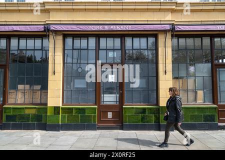 13/04/2024. London, Großbritannien. Eine Gruppe von Hausbesetzern hat einen Gordon Ramsey's 13 Millionen Pfund Londoner Pub in der Nähe des Regents Park übernommen. Eine Gruppe, die sich das Camden Art Cafe nennt, hat Pläne für das als Grade II gelistete York & Albany Pub und Boutique Hotel in der Nähe von Regent's Park veröffentlicht, um für die Gemeinde Camden geöffnet zu werden. Foto: Ray Tang Stockfoto