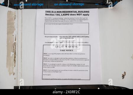 13/04/2024. London, Großbritannien. Ein rechtlicher Hinweis wurde an einer Tür festgeklebt, nachdem eine Gruppe von Hausbesetzern den 13 Millionen Pfund schweren Londoner Pub von Gordon Ramsey in der Nähe des Regents Park übernommen hat. Eine Gruppe, die sich das Camden Art Cafe nennt, hat Pläne für das als Grade II gelistete Ork & Albany Pub und Boutique-Hotel in der Nähe von Regent’s Park veröffentlicht, das für die Gemeinde Camden geöffnet werden soll. Foto: Ray Tang Stockfoto