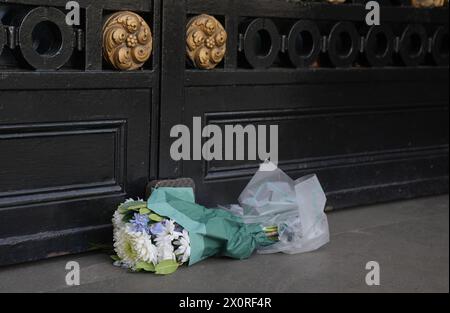 Die Blumen wurden vor dem Australia House in London, in dem die Australian High Commission untergebracht ist, nach dem Vorfall im Einkaufszentrum Westfield in der Vorstadt Bondi Junction im Osten von Sydney, wo ein Messerangreifer sechs Menschen tötete und mehrere weitere verletzte, bevor er von der Polizei erschossen wurde. Bilddatum: Samstag, 13. April 2024. Stockfoto