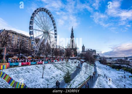 Weihnachten 2022: Big Wheel und Edinburgh Christmas Market in East Princes Street Gardens, mit Scott Monument Beyond, in Edinburgh, Schottland, Großbritannien Stockfoto