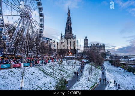 Weihnachten 2022: Big Wheel und Edinburgh Christmas Market in East Princes Street Gardens, mit Scott Monument Beyond, in Edinburgh, Schottland, Großbritannien Stockfoto