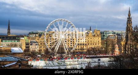 Weihnachten 2022 - Panoramablick auf das Big Wheel, den Edinburgh Christmas Market und das Scott Monument in Princes Street Gardens in Edinburgh, Schottland, Großbritannien Stockfoto