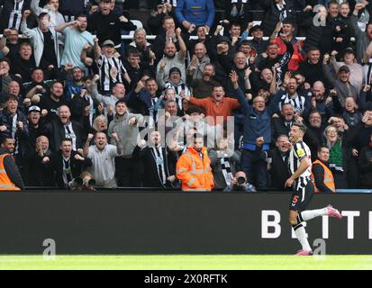 Newcastle upon Tyne, Großbritannien. April 2024. Fabian Schar von Newcastle United feiert das vierte Tor gegen Tottenham Hotspur während des Premier League-Spiels in St. James' Park, Newcastle Upon Tyne. Der Bildnachweis sollte lauten: Nigel Roddis/Sportimage Credit: Sportimage Ltd/Alamy Live News Stockfoto