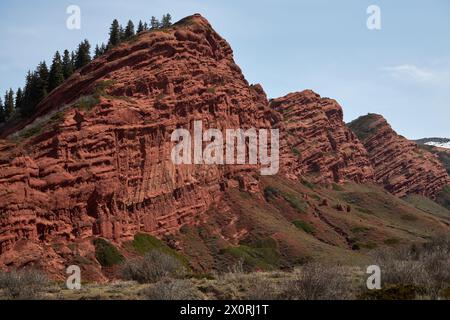 Rote Felsen Sandsteinklippe, Schlucht Jety-Oguz. Beliebte touristische Lage, Reiseziel Ort Kirgisistan Jeti Oguz. Wandern Berglandschaft Natur Stockfoto