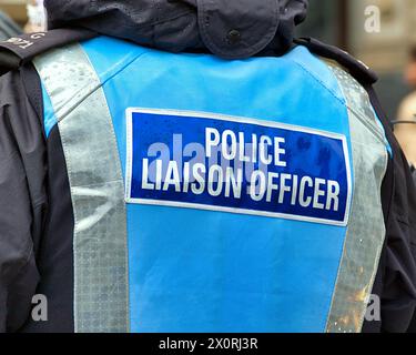 Glasgow, Schottland, Großbritannien. 13. April 2024: Freedomfront. co.uk Protest auf dem george Square gegen die Gesundheitsvorschriften der WHO mit Polizeipräsidenz. Credit Gerard Ferry /Alamy Live News Stockfoto