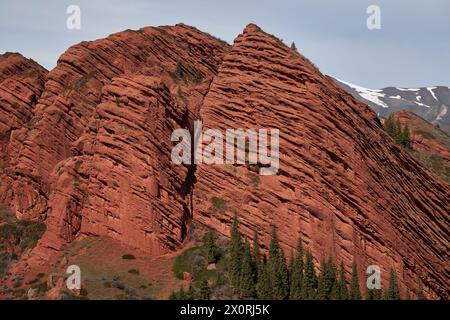 Gebrochener Herzstein, rote Felsen, sieben Stiere, Schlucht Jety-Oguz. Beliebte touristische Lage, Reiseziel, Kirgisistan Wahrzeichen, Jeti Oguz. San Stockfoto