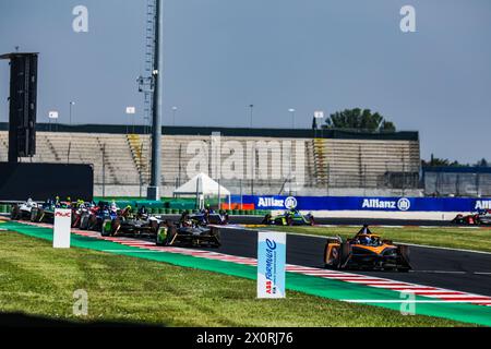 Misano Adriatico, Italien. April 2024. Die Gruppe des Autos während des Rennens der Formel E Runde 6 - Misano E-Prix in Misano Adriatico, Italien. (Foto: Daniele Marangoni/SIPA USA) Credit: SIPA USA/Alamy Live News Stockfoto