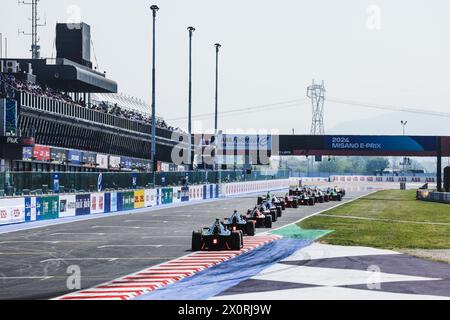 Misano Adriatico, Italien. April 2024. Die Gruppe des Autos während des Rennens der Formel E Runde 6 - Misano E-Prix in Misano Adriatico, Italien. (Foto: Daniele Marangoni/SIPA USA) Credit: SIPA USA/Alamy Live News Stockfoto