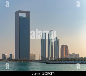 Ein Bild der Etihad Towers und des Hauptquartiers der Abu Dhabi National Oil Company bei Sonnenuntergang. Stockfoto