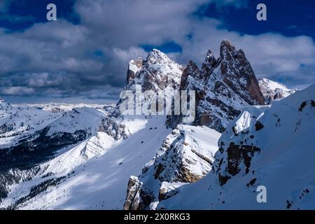 Die schneebedeckten Gipfel der Geißler-Gruppe, im Winter umgeben von alpiner Dolomitenlandschaft, von Seceda aus gesehen. UrtijÃi Trentino-Südtirol Italien FB  Stockfoto