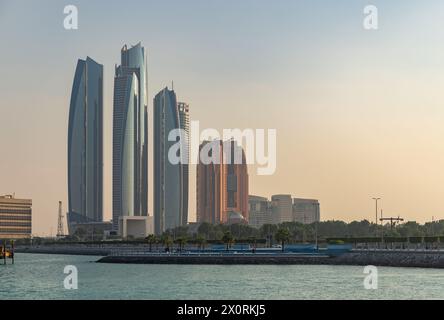 Ein Bild der Etihad Towers bei Sonnenuntergang. Stockfoto