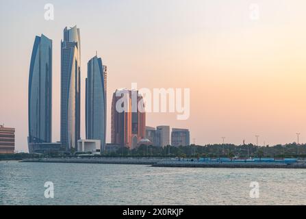 Ein Bild der Etihad Towers bei Sonnenuntergang. Stockfoto