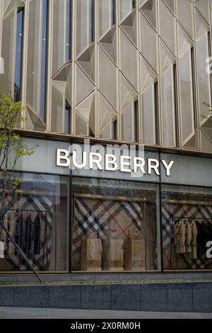 Seoul, Südkorea - 4. April 2023: Ladenschilder von Burberry in Cheongdam-dong. Es ist der erste koreanische Flagship Store von Burberry, einem britischen Luxus-fas Stockfoto