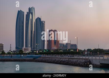 Ein Bild der Etihad Towers bei Sonnenuntergang. Stockfoto