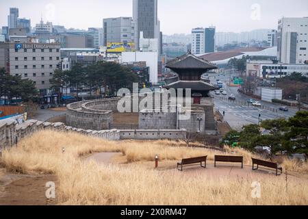 Seoul, Südkorea - 19. Februar 2023: Blick auf die Stadt vom Heunginjimun Park im Dongdaemun-Viertel von Seoul. Stockfoto