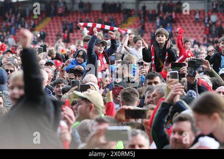 Wrexham, Großbritannien. April 2024. Wrexham-Fans feiern am Ende des Spiels. EFL Skybet Football League Two Match, Wrexham gegen Forest Green Rovers, bei der STōK CAE Ras in Wrexham, Wales am Samstag, den 13. April 2024. Dieses Bild darf nur für redaktionelle Zwecke verwendet werden. Nur redaktionelle Verwendung, .PIC von Chris Stading/ Credit: Andrew Orchard Sportfotografie/Alamy Live News Stockfoto