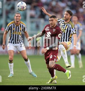 Turin, Italien. April 2024. Adrien Rabiot von Juventus sieht als Teamkollege Manuel Locatelli Antonio Sanabria vom FC Turin während des Spiels der Serie A im Stadio Grande Torino, Turin, herausfordert. Der Bildnachweis sollte lauten: Jonathan Moscrop/Sportimage Credit: Sportimage Ltd/Alamy Live News Stockfoto