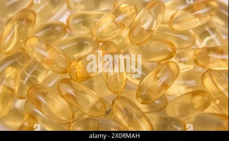 Vitaminen Omega 3 Öl in Kapseln auf weißem Hintergrund. Stockfoto