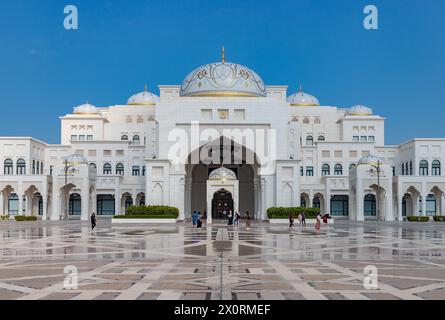 Ein Bild vom Haupteingang des Qasr Al Watan. Stockfoto