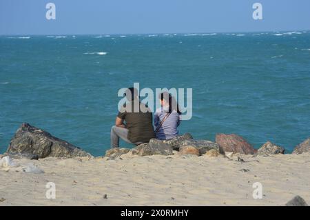 Dhanushkodi, Tamil Nadu, Indien - Februar 2024. Verliebte Paare beobachten einander am Dhanushkodi Beach Stockfoto