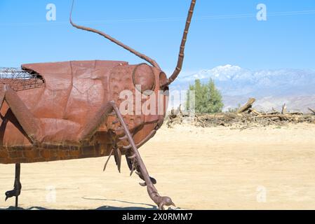 Metallskulpturen von Tieren und Menschen in Galleta Meadows im Anza Borrego Park in Kalifornien, USA Stockfoto