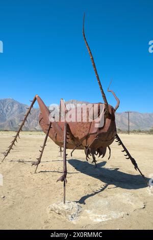 Metallskulpturen von Tieren und Menschen in Galleta Meadows im Anza Borrego Park in Kalifornien, USA Stockfoto