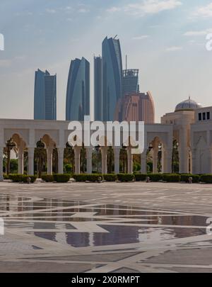 Ein Bild der Etihad-Türme aus Sicht des Qasr Al Watan. Stockfoto