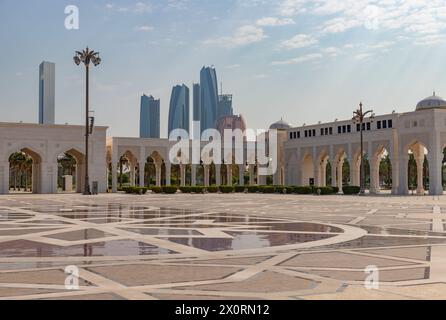 Ein Bild der Etihad-Türme aus Sicht des Qasr Al Watan. Stockfoto