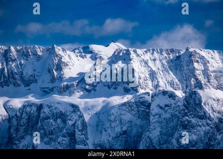 Der schneebedeckte Gipfel des Piz Boe, der im Winter aus den Felsen der Sellagruppe ragt, von Seceda aus gesehen. UrtijÃi Trentino-Südtirol Italien FB Stockfoto