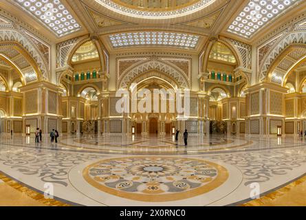 Ein Bild der üppigen Großen Halle des Qasr Al Watan Präsidentenpalastes. Stockfoto