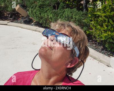 Frau, die sicher eine Sonnenfinsternis sieht, 8. April 2024, Florida, USA Stockfoto