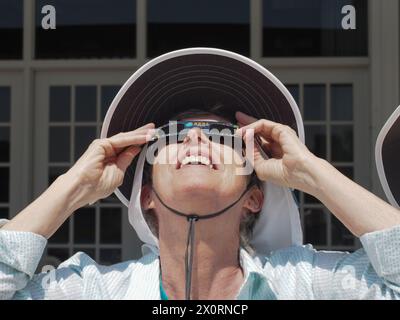 Frau, die sicher eine Sonnenfinsternis sieht, 8. April 2024, Florida, USA Stockfoto