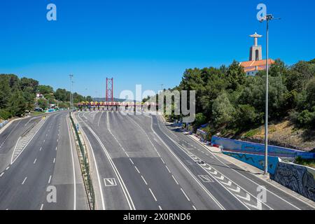 Brücke 25 de Abril mautstelle ohne Autoverkehr in Richtung Almada-Lisboa. Stockfoto