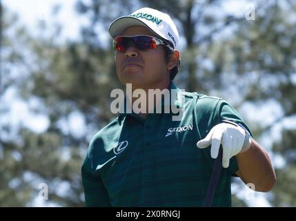 Augusta, Usa. April 2024. Der japanische Hideki Matsuyama beobachtet seinen Ball, nachdem er am Samstag, den 13. April 2024, in der dritten Runde des Masters Turniers im Augusta National Golf Club in Augusta, Georgia, auf dem achtzehnten Loch abgeschlagen hat. Matsuyama beendete den Tag mit 5-over-Par. Foto: Tannen Murray/UPI Credit: UPI/Alamy Live News Stockfoto