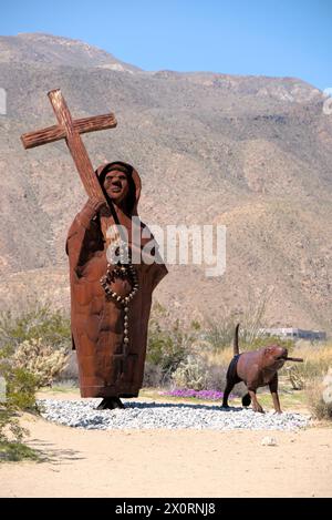 Metallskulpturen von Tieren und Menschen in Galleta Meadows im Anza Borrego Park in Kalifornien, USA Stockfoto