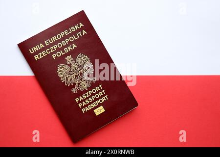 Roter polnischer Pass auf glatter roter und weißer Flagge von Polen Nahaufnahme Stockfoto